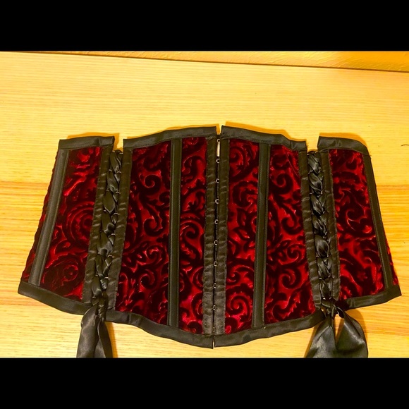 Red Velvet and Black Lace Bustier - Picture 2 of 3
